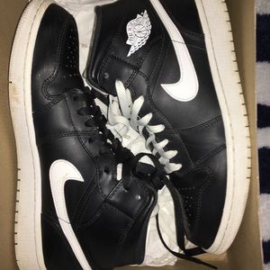 AIR JORDAN 1 MID BLACK/WHITE
